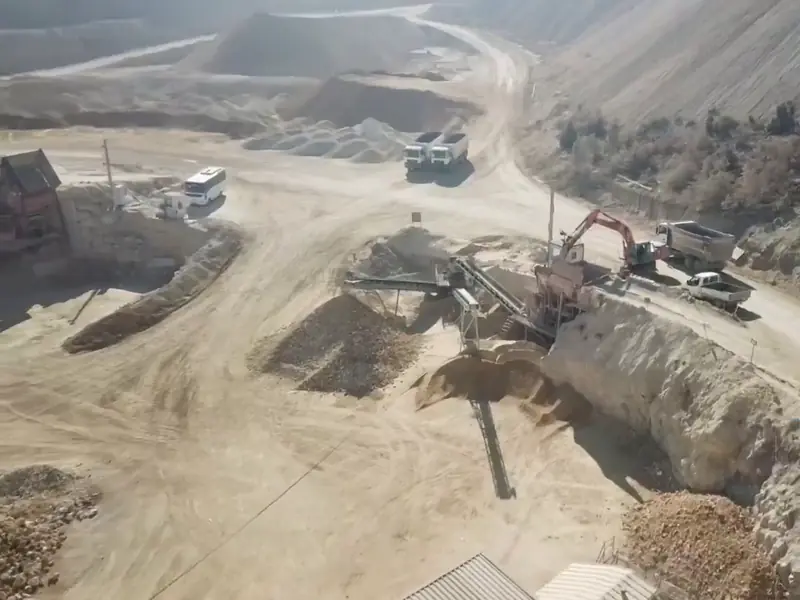 Sulama ile tozu bastırılan nakliye yolu